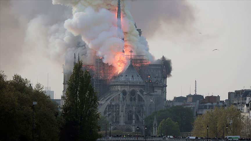 Notre Dame Katedrali&#039;nde yanıyor