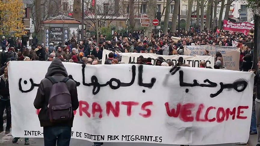 Paris&#039;te &#039;sığınmacılar hoş geldiniz&#039; gösterisi