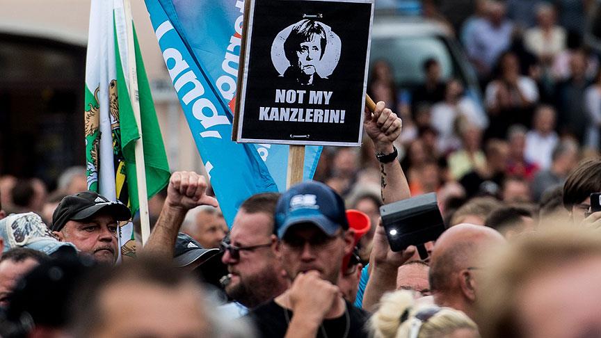 Merkel, Saksonya protesto edildi