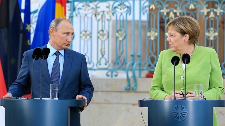 Putin, Merkel ile Libya&#039;yi görüştü