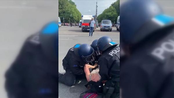 Almanya&#039;da polis şiddeti 