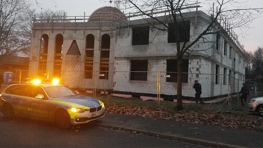 Almanya&#039;da camiye boyalı saldırı