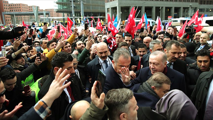 Erdoğan&#039;a Berlin&#039;de Türklerin sevgi gösterileri