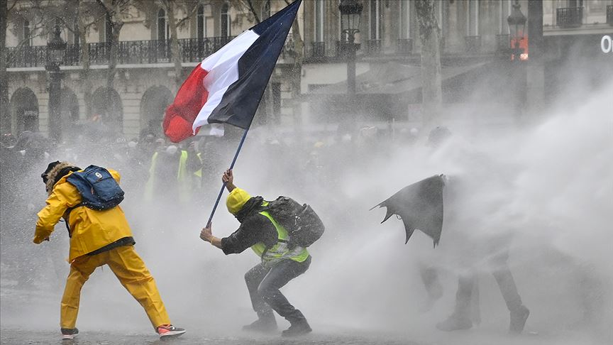 Fransa&#039;dan eylemcilere sert ceza