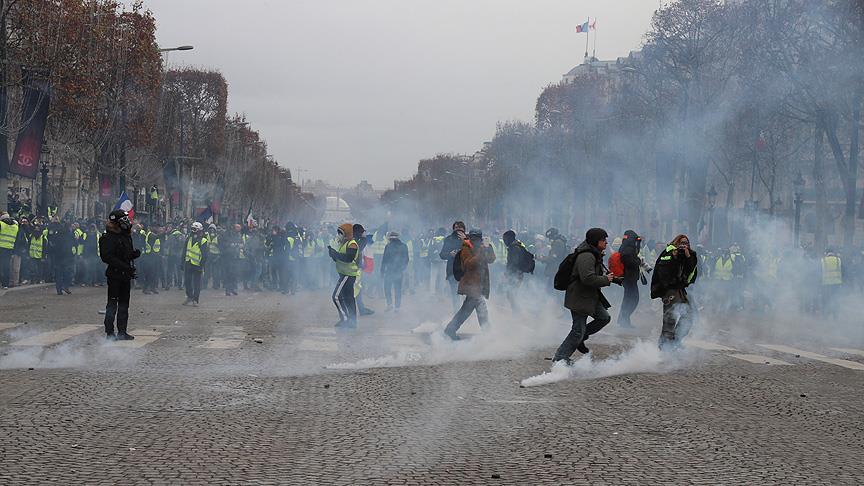 Fransa&#039;daki gösterilerde 3&#039;ü polis 30 kişi yaralandı