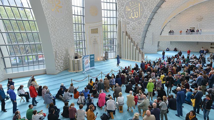 Erdoğan&#039;ın açtığı camiye Almanlardan yoğun ilgi