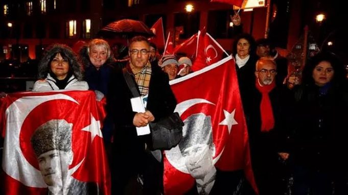 Atatürk - Hitler benzetme protestosu