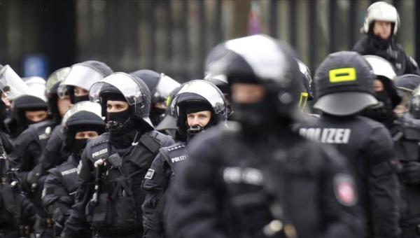 Almanya&#039;da 4 polis tutuklandı