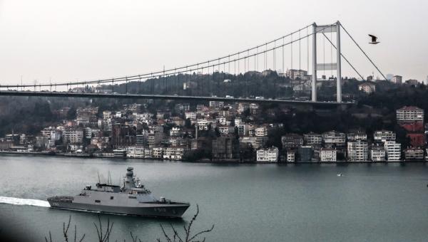 Türk savaş gemileri İstanbul Boğazı&#039;ndan geçti