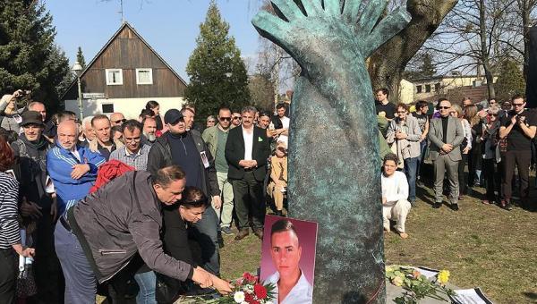 Almanya&#039;da öldürülen Türk genci için anıt