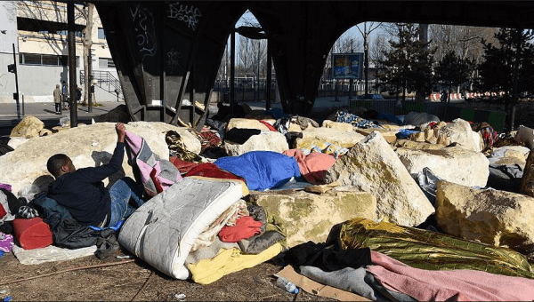 Paris Belediyesi&#039;nden sığınmacılara karşı kayalı önlem