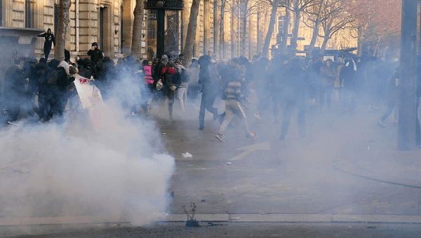Fransa&#039;da polis şiddetine karşı protestolar büyüyor