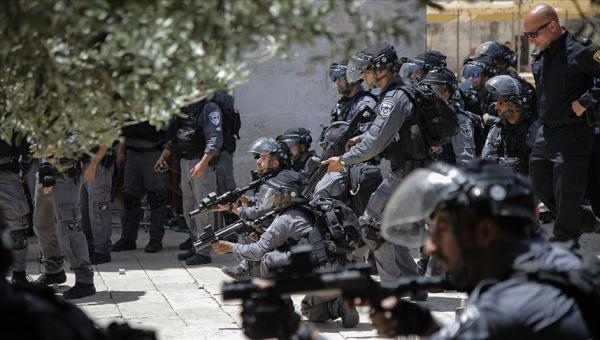 İsrail polisinden Mescid-i Aksa içinde Filistinlilere saldırı