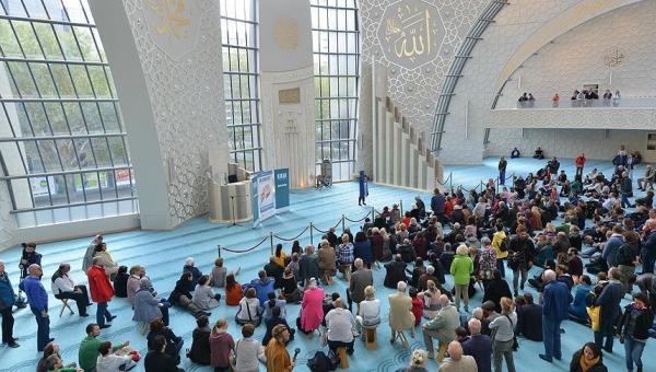 Erdoğan&#039;ın açtığı camiye Almanlardan yoğun ilgi