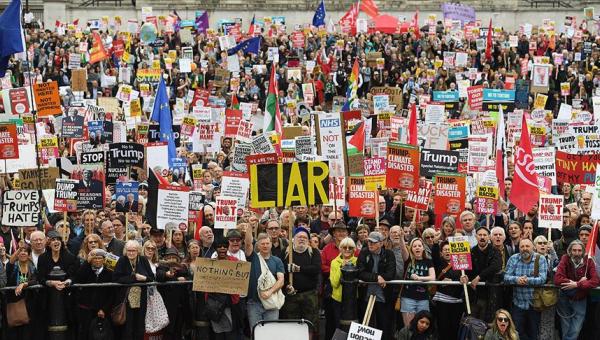 Londra&#039;da on binler Trump&#039;a karşı yürüdü