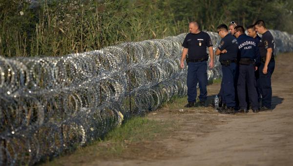 Macaristan, sınırlarındaki tel örgüye elektrik verecek