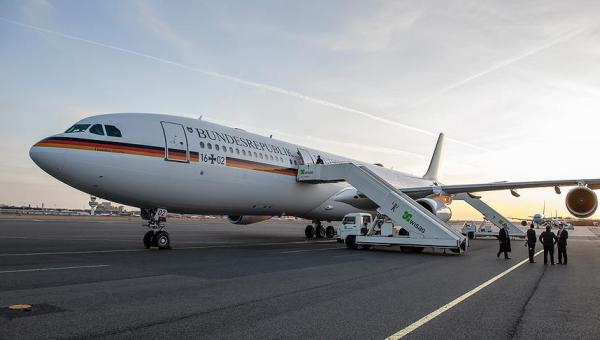 Merkel&#039;in uçağı acil iniş yaptı