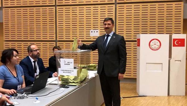 Türkler oy kullanırken